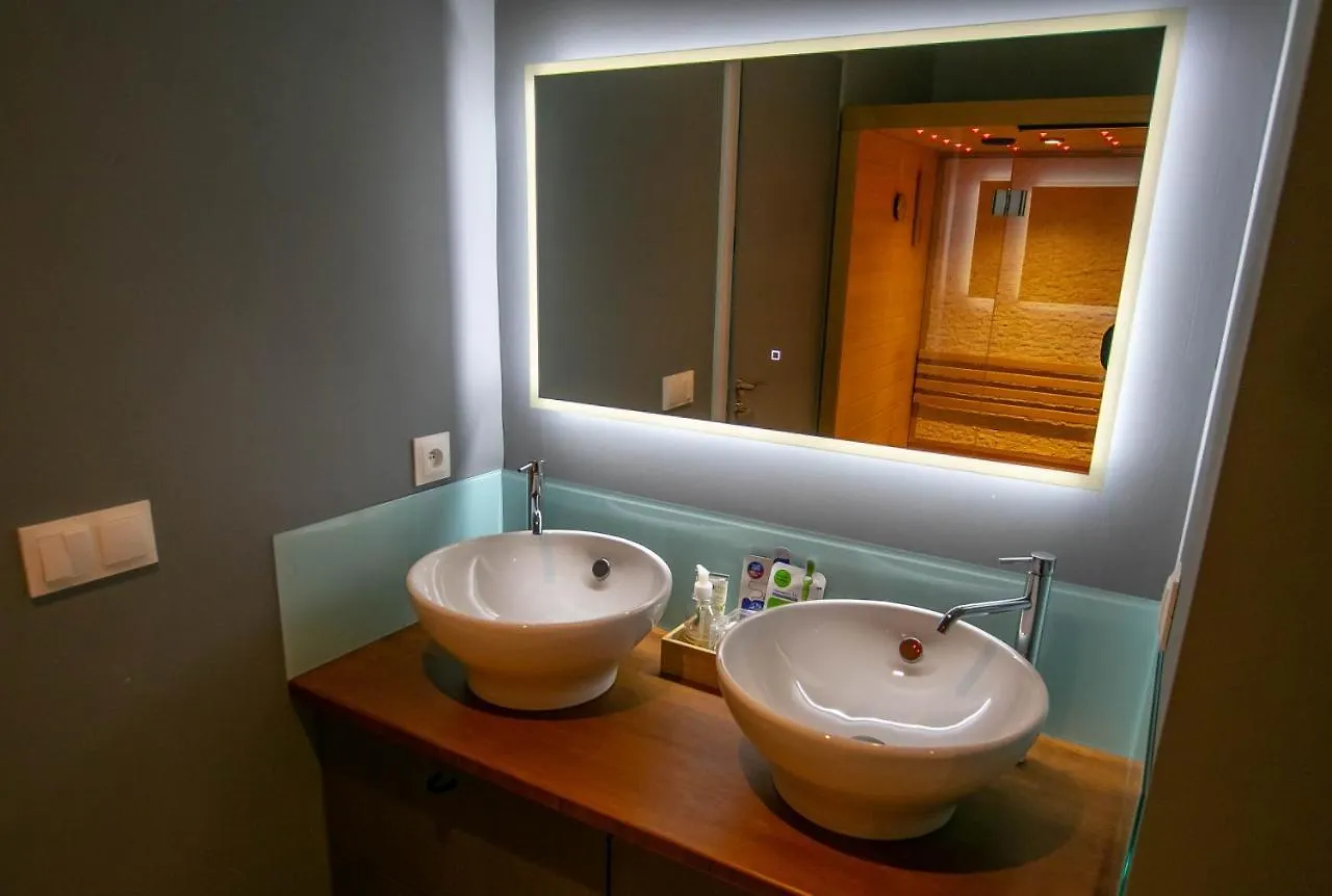 Gite Avec Piscine Privee A Interieure, Jacuzzi & Sauna Saint-Cassin Apartment